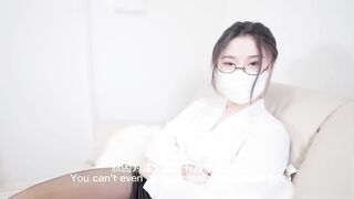 精选网黄台北娜娜性感老师家访同学沦为性奴 露出雪白的肌肤，双峰挺拔，下身湿润
