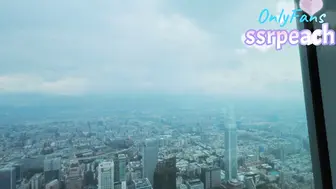 ssrpeach在台北101景觀台搭訕了一個敗金女，直接在廁所開幹