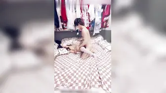 JK小萝莉 床上找男友拍色色视频 毫不遮掩地展现激情肉搏，尽情享受彼此的身体