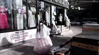 名媛韩国性爱旅游，一进酒店就按耐不住性欲，摩擦两下鸡巴就有水滴下来，骑上鸡巴后表情瞬间变母狗，淫荡至极