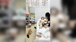 妈妈按摩店卖逼，做儿子的必须花钱去捧场啊，该说不说妈妈虽然老，但是逼很嫩