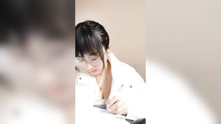 女大生上网课时，骚货忍不住当着全班师生，站起来开镜头自慰给大家看